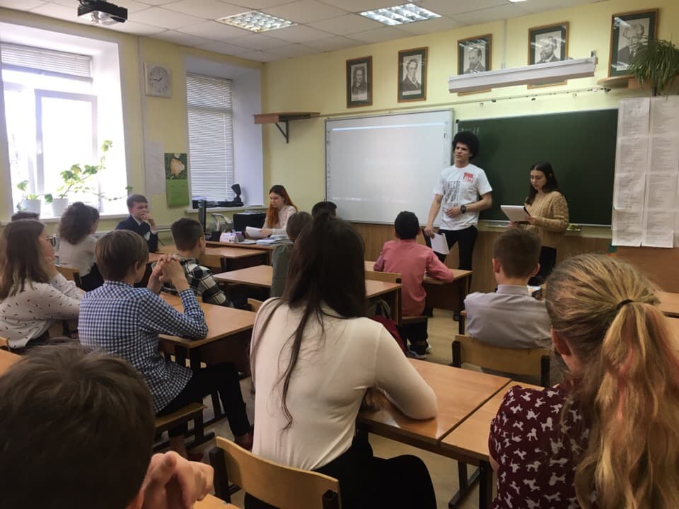 “Сверстник сверствнику”: юные активисты “Общего Дела” провели занятия в костромской школе №29
