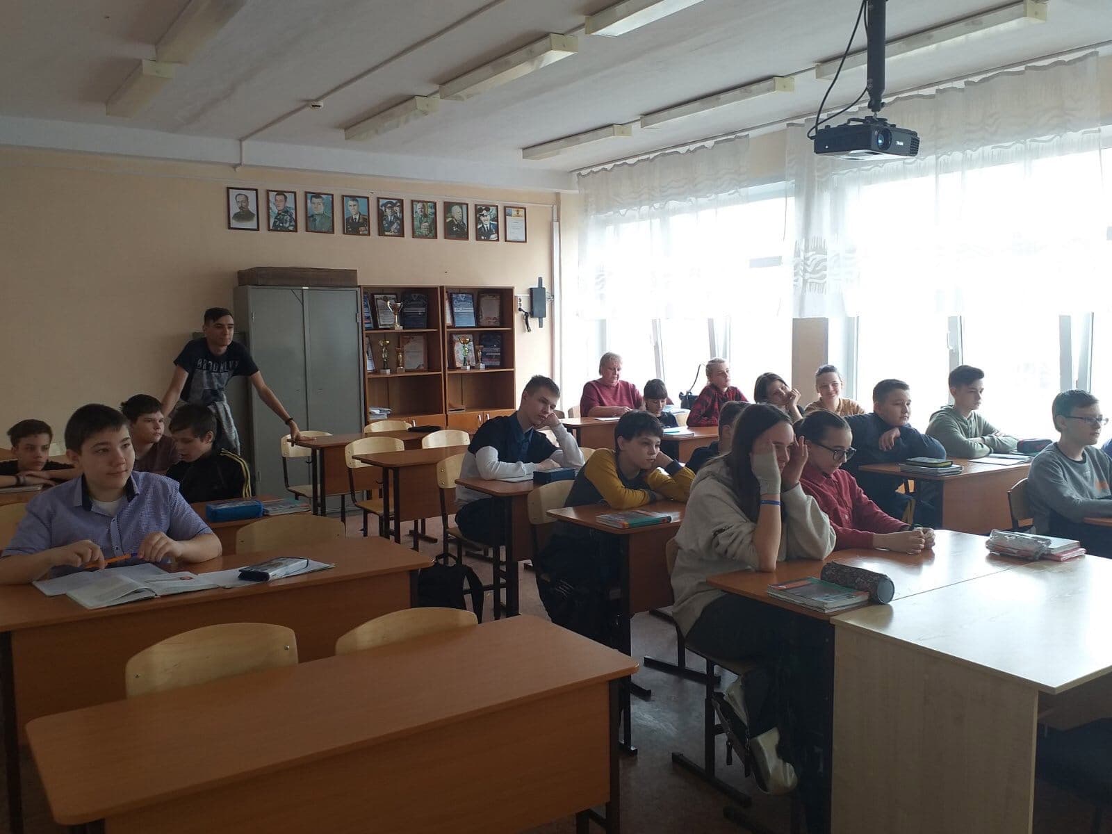 Добровольцы Ачинского колледжа отраслевых технологий и бизнеса провели занятие в школе №15