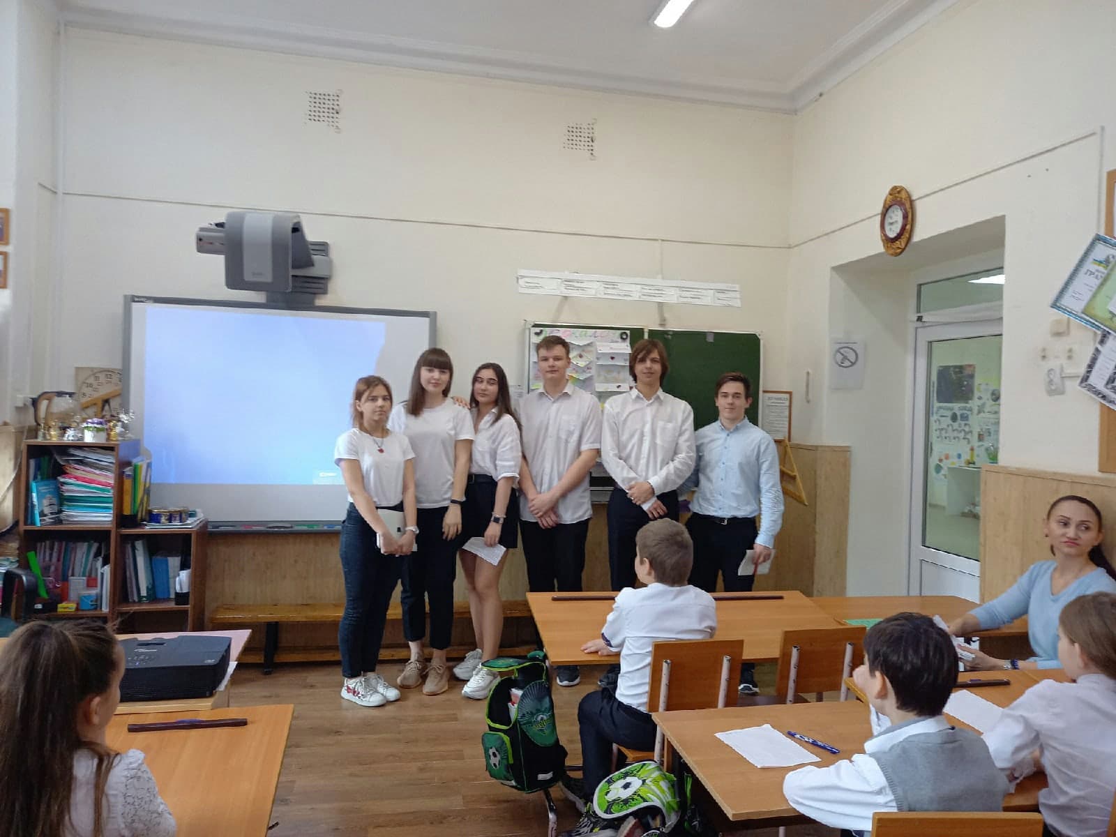 Первое занятие добровольцев в школе №43 г.Ростова-на-Дону в 4В классе