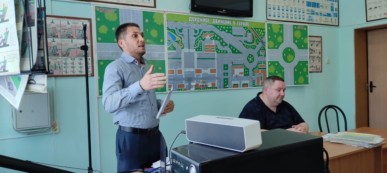 Андрей Абрамов и Григорий Мирошниченко провели занятие в автошколе ст.Северской