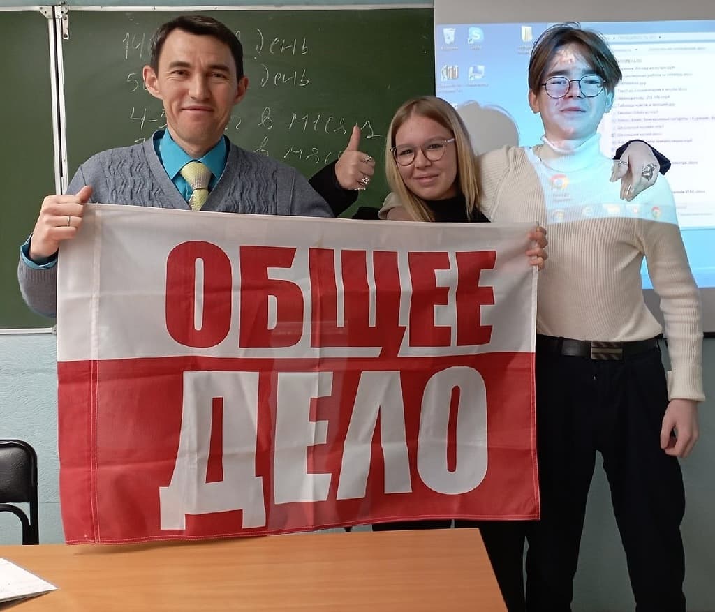 Активист Шавалиев И.М. проводит интерактивное занятие в МАОУ «СОШ№1» города Агидель