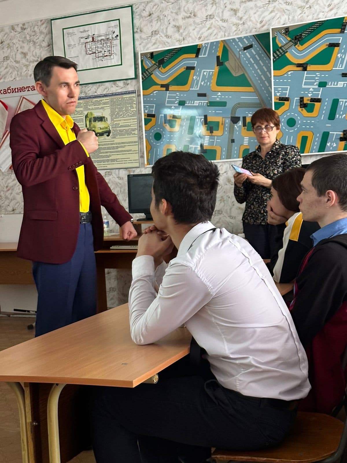 Шавалиев Ильнур провёл занятие по профилактике девиантного поведения со студентами