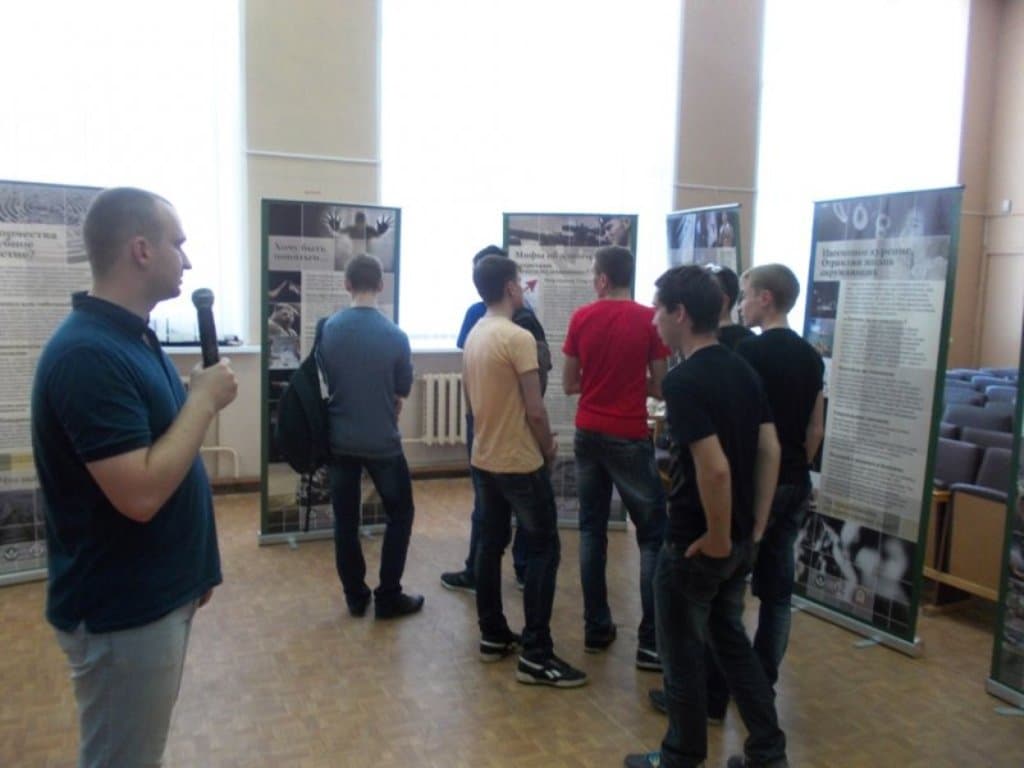 29.05.15 Волонеры ОО «Общее дело» организовали выставку для студентов Ивановскго автотранспортного колледжа