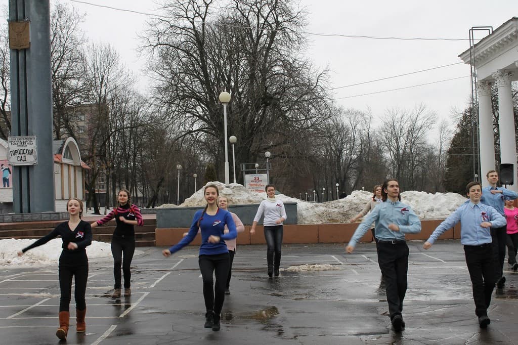 23.02.2016 В Орле прошёл флэш-моб «Идёт солдат по городу»
