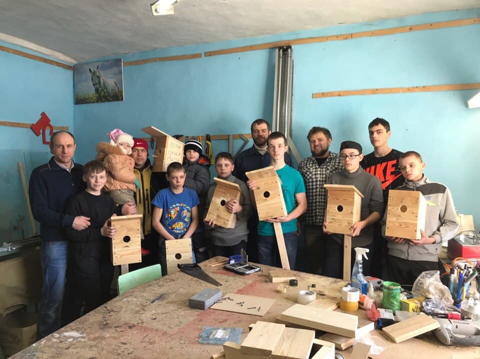 В городе Топки Кемеровской области активисты Общего Дела провели мастер-класс по изготовлению скворечников