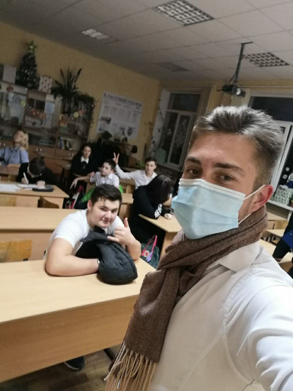Активисты сочинского отделения провели занятие для 8Д класса гимназии №16