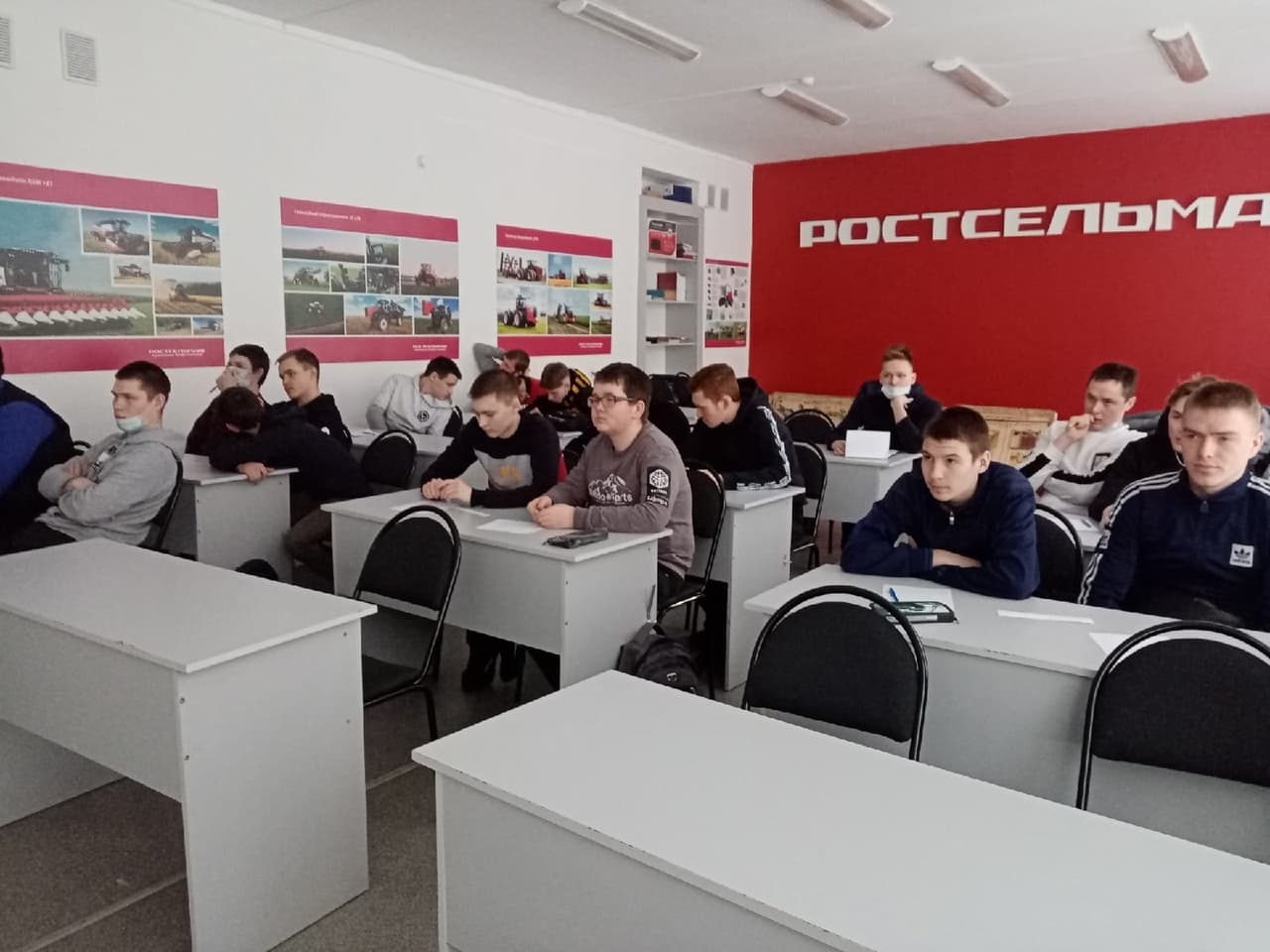 Участники отряда «Лидер» провели классный час в группе №12 БПОУ УР «Игринский политехнический техникум»